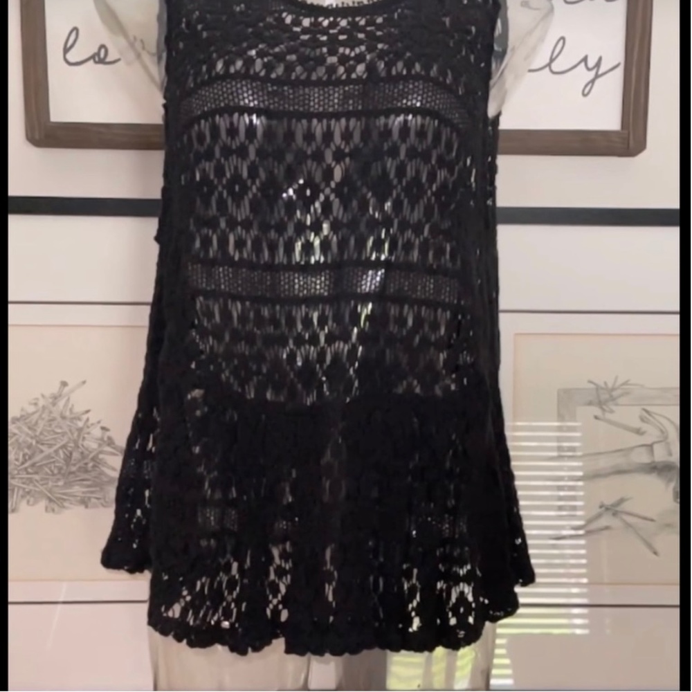 Black crochet top EUC